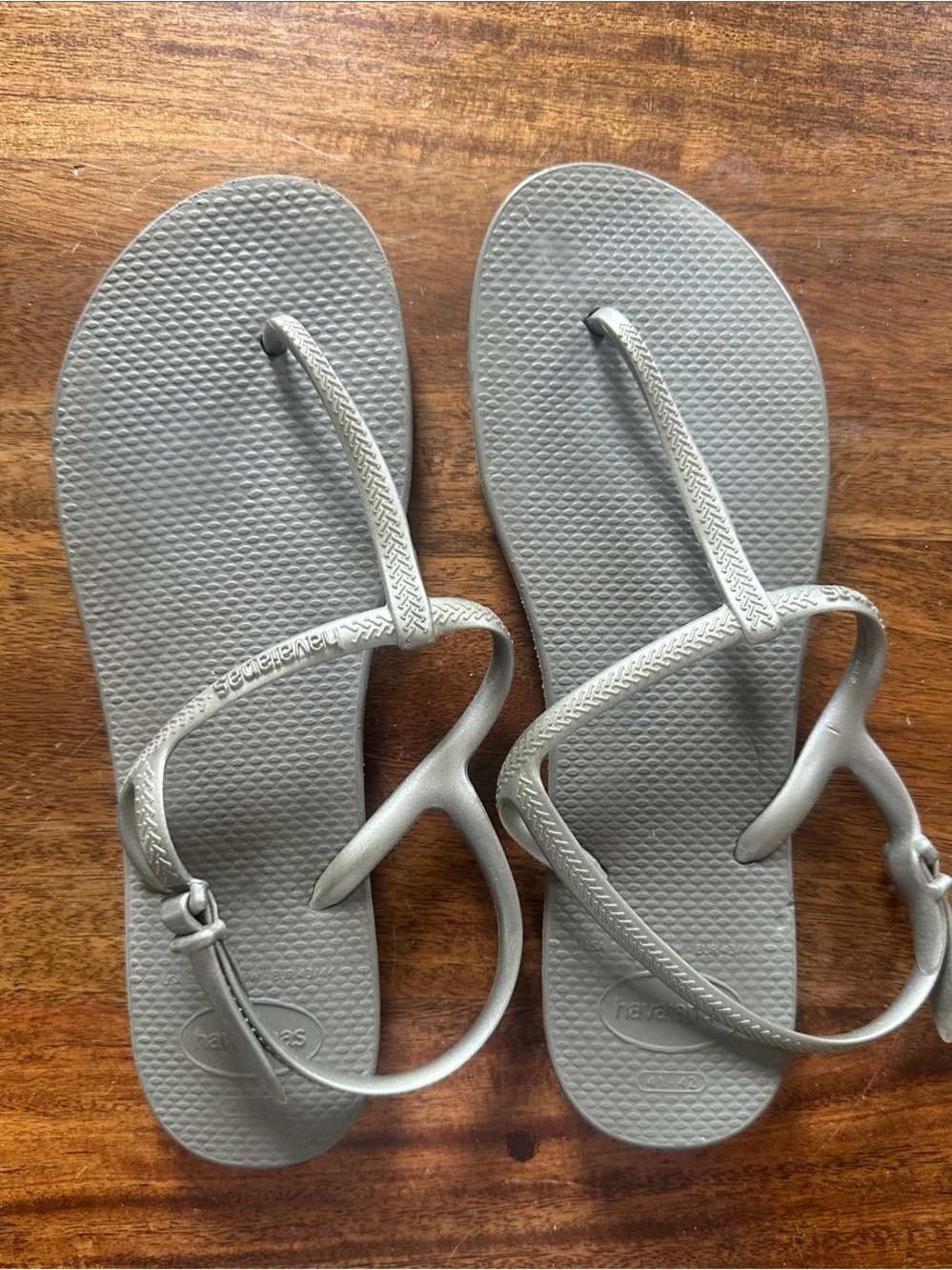 Size 9 Havaianas Women's Metallic Light Gray T-Strap Sandals